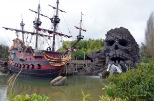 Piratenschiff mit Totenkopf