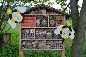 Insektenhotel mit Infos für Kinder