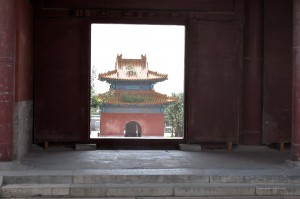 Blick durch einen Tempel