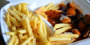 Currywurst mit Pommes