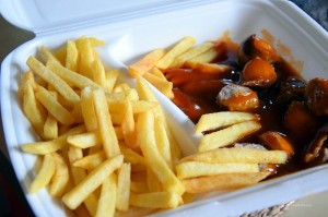 Currywurst mit Pommes