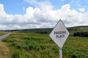 Ausweichbucht auf kleinen Straßen