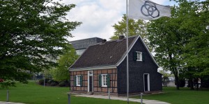 Stammhaus mit Konzenzentrale im HIntergrund