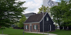 Stammhaus mit Konzenzentrale im HIntergrund