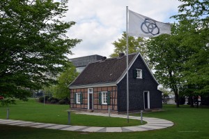 Stammhaus mit Konzenzentrale im HIntergrund