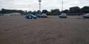 Einparken zwischen aufblasbaren Autos