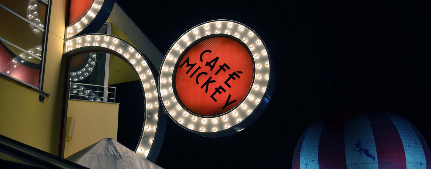 Café Mickey bei Nacht