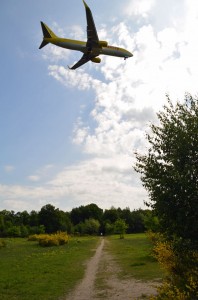 Flugzeug über einem Wanderweg