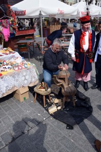 Holzschnitzer auf dem Ostermarkt