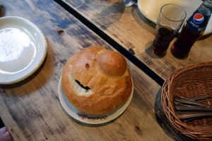 In dem Brot befindet sich eine Suppe