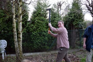 Michael Moll beim Holzhacken