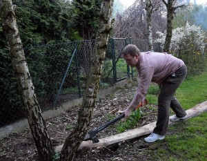 Michael Moll beim Holzhacken