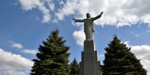 Christus-Statue in Karpatenvorland