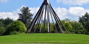 Holzpyramide im Gesundheitspark