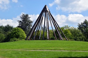 Holzpyramide im Gesundheitspark