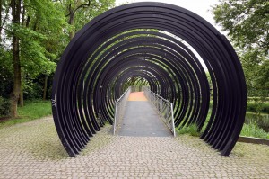 Slinky-Springs-to-Fame-Brücke