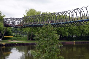 Slinky-Springs-to-Fame-Brücke