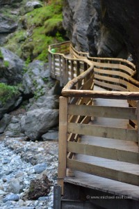 Holzsteg in der Klamm