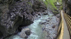 Holzsteg in der Klamm