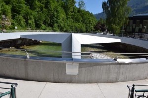 Mercedesstern über Flussmündung