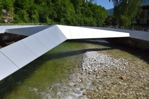Mercedesstern über Flussmündung