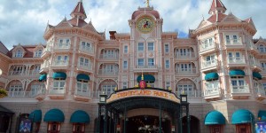 Das Disneyland Hotel ist gleichzeitig der Eingang zum Park