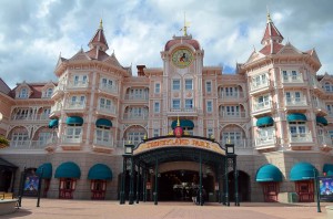 Das Disneyland Hotel ist gleichzeitig der Eingang zum Park