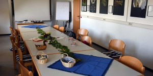 Seminarraum mit Kräuterdeko