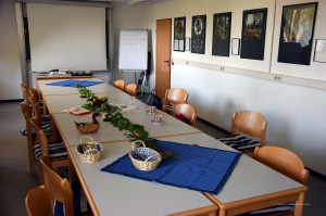 Seminarraum mit Kräuterdeko