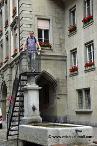 Michael Moll auf dem Brunnen