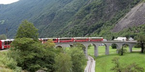 Der Zug auf dem Brusio-Viadukt