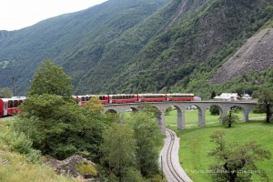 Der Zug auf dem Brusio-Viadukt