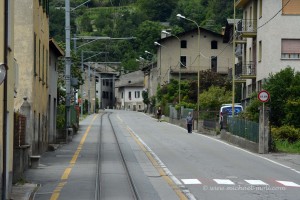 Hier fährt der Zug als Straßenbahn