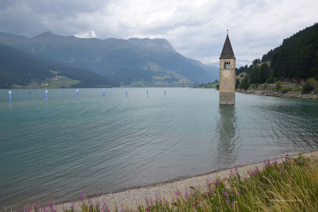 Kirchturm im See