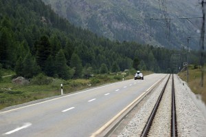 Schiene neben der Straße