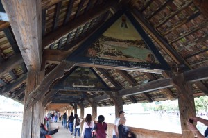 Bilder in der Holzbrücke