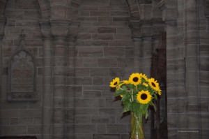 Blumen in der Kirche