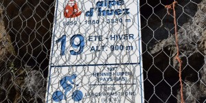 Schilder in den Spitzkehren