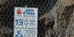 Schilder in den Spitzkehren