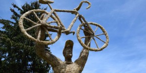 Radler-Skulptur am Pass