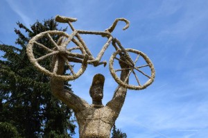 Radler-Skulptur am Pass