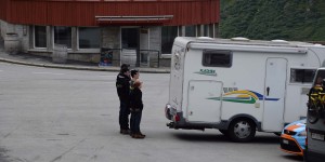 Touristen beäugen unser Wohnmobil