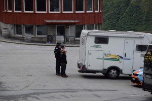 Touristen beäugen unser Wohnmobil