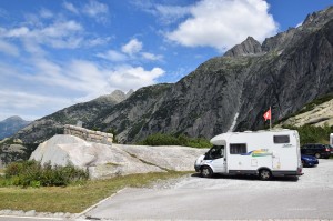 Wohnmobil an der Passstraße