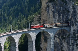 Der Zug kommt aus dem Tunnel