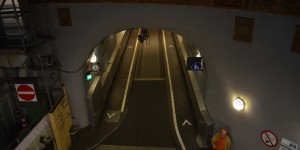 Blick nach unten auf die Fahrbahn