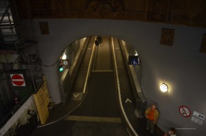 Blick nach unten auf die Fahrbahn