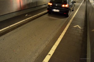 Fahrbahn und Fußweg