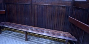 Breite Sitzbank im Fahrstuhl