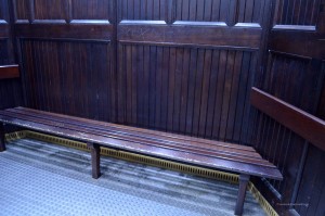 Breite Sitzbank im Fahrstuhl